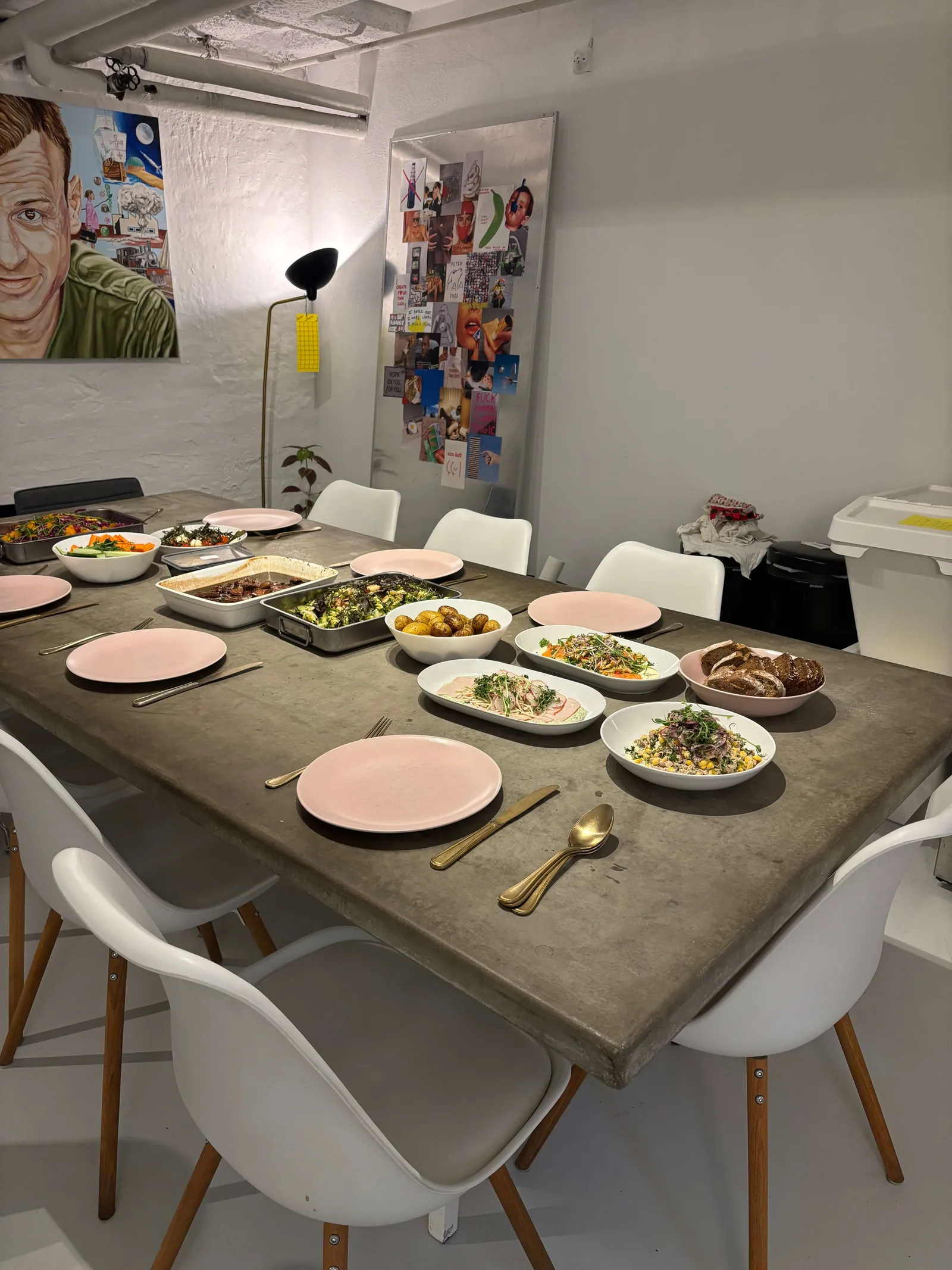 Fælles frokost dækket op på et langt bord med mange skåle og tallerkener